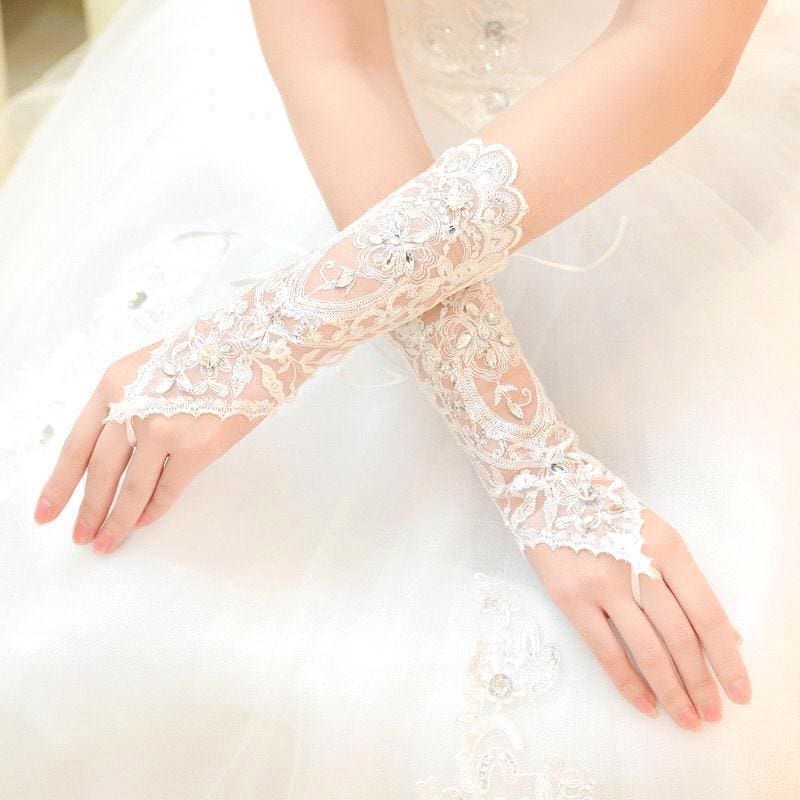 Shop your chic gloves right now! You will be satisfied with the cheap price and various wedding styles. Shop at Bridelily.com right now!