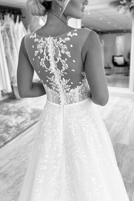 Delicate V-Neck A-Line Wedding Dress Sleeveless with Lace Appliqués