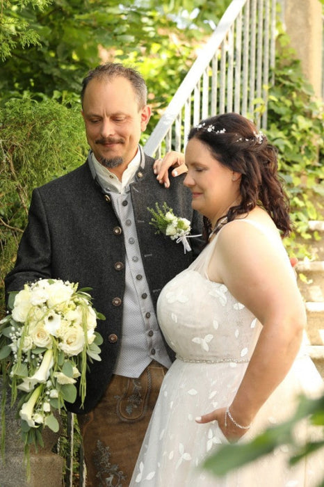 Beautiful Sleeveless Aline Wedding Dress Plus Size with Sash Floral Lace Tulle Bridal Gown