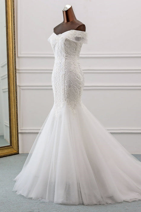 Elegant Off-The-Shoulder Mermaid Wedding Gown Featuring Tulle Lace