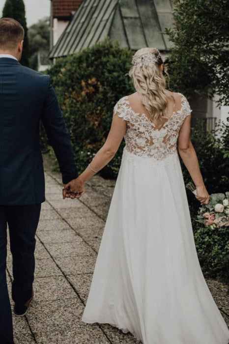 Elegant Sleeveless Chiffon A-line Wedding Dress with Lace Appliques