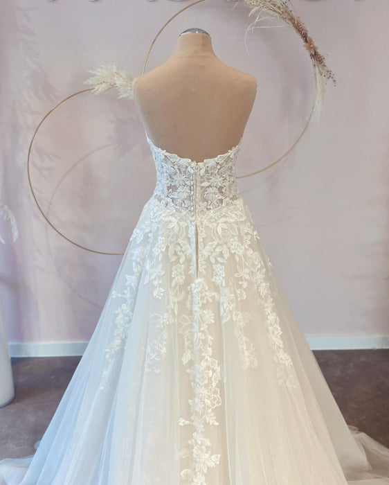 Elegant Sweetheart A-line Tulle Gown with Lace Details