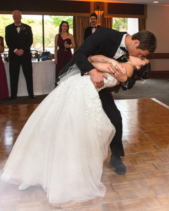 Elegant Sweetheart A-line Wedding Gown with Spaghetti Straps and Lace Tulle