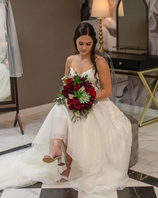 Elegant Sweetheart A-line Wedding Gown with Spaghetti Straps and Lace Tulle
