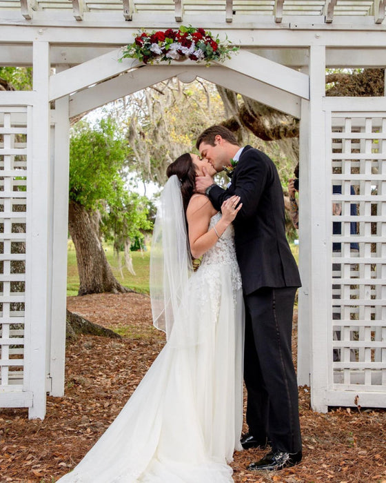 Elegant Sweetheart A-line Wedding Gown with Spaghetti Straps and Lace Tulle