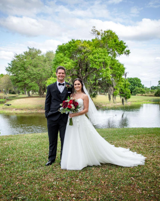 Elegant Sweetheart A-line Wedding Gown with Spaghetti Straps and Lace Tulle