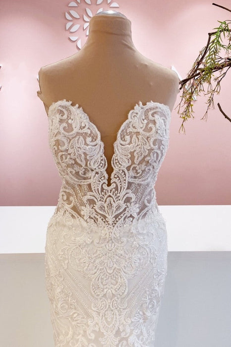 Elegant Sweetheart Mermaid Wedding Gown with Backless Lace Appliques