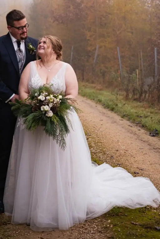 Elegant Tulle Aline Wedding Dress V-neck Plus Size Bridal Dress with Appliques