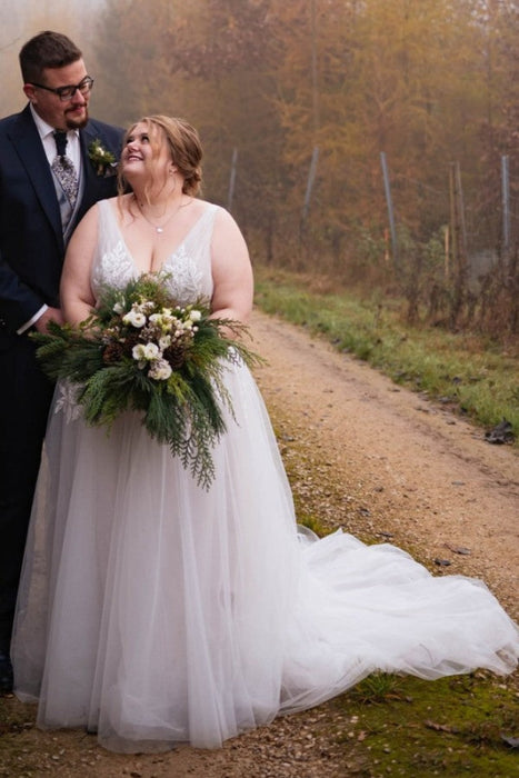 Elegant Tulle Aline Wedding Dress V-neck Plus Size Bridal Dress with Appliques