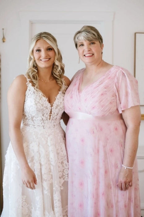 Elegant V neck Ivory Aline Wedding Dress Sleeveless Tulle Lace Bridal Dress