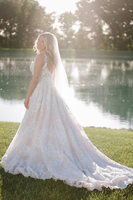 Elegant V neck Ivory Aline Wedding Dress Sleeveless Tulle Lace Bridal Dress