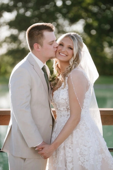 Elegant V neck Ivory Aline Wedding Dress Sleeveless Tulle Lace Bridal Dress