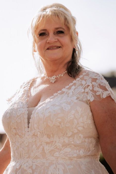 Elegant V-neck Tulle Aline Wedding Dress Plus Size Floral Lace Appliques