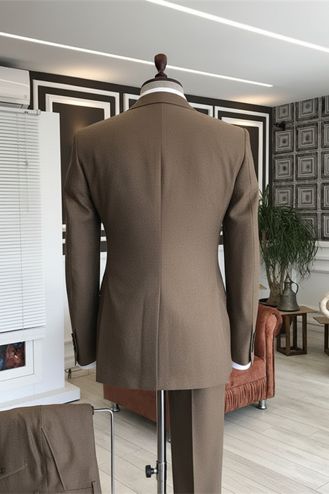 Glamorous Coffee Peaked Lapel Three Pieces Business Suits