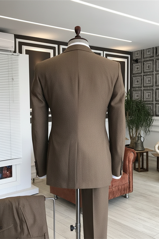 Glamorous Coffee Peaked Lapel Three Pieces Business Suits
