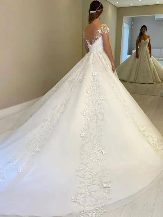 Wedding dress train: The dreamy tail at a wedding