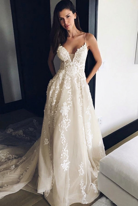 Ivory Spaghetti Strap V Neck Beach Court Train Tulle Wedding Dress with Lace 