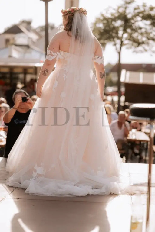Off-the-Shoulder Tulle Aline Wedding Dress Plus Size Lace Appliques Ball Gown