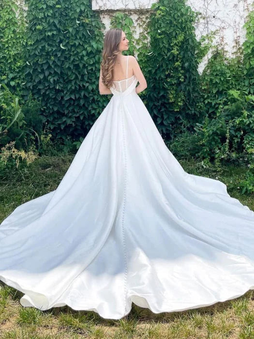 Wedding dress train: The dreamy tail at a wedding