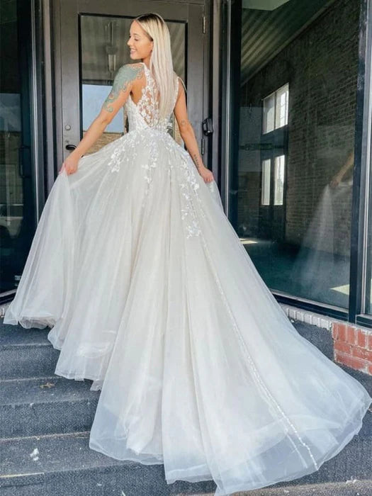 Wedding dress train: The dreamy tail at a wedding