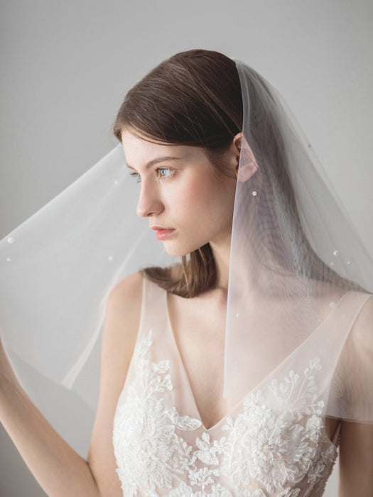 Fashion pearl Tulle Beads With Comb Wedding Veils | Bridelily - wedding veils