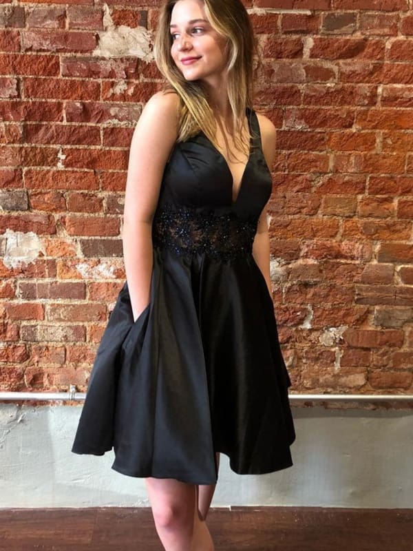 V Neck Beaded Black Short Prom Dresses with Lace Appliques, Black Flor —  Bridelily