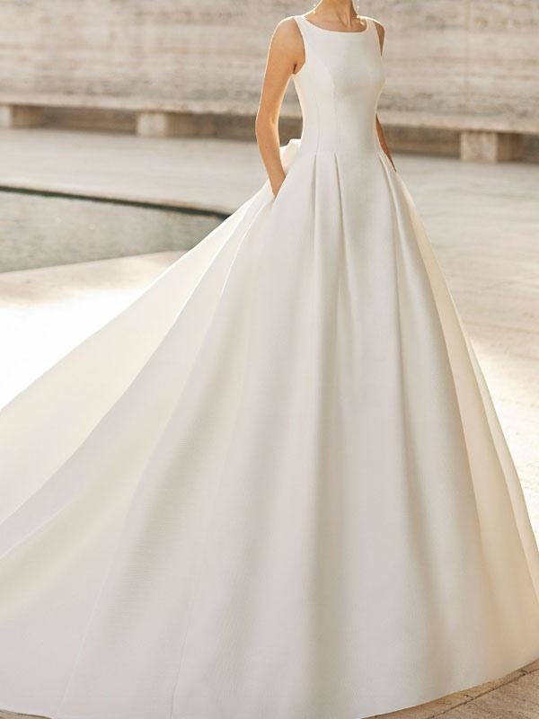 Vintage Wedding Dress With Train Halter Sleeveless Buttons Satin Fabric Traditional Dresses For Bride