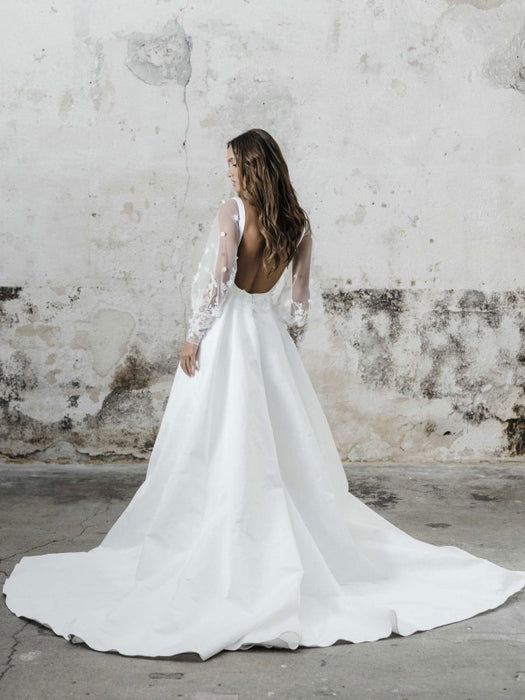 White Simple Wedding Dress A-Line Square Neck Long Sleeves Backless Applique Cut-Outs Split Front Long Bridal Dresses
