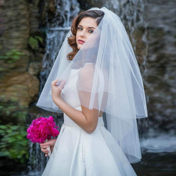 https://www.bridelily.com/cdn/shop/products/white-veil-short-tulle-with-comb-wedding-veils-bridelily-652_700x700.jpg?v=1629971588